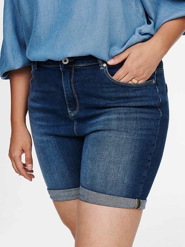CARLAOLA - Plus Size Shortsit fra Only Carmakoma