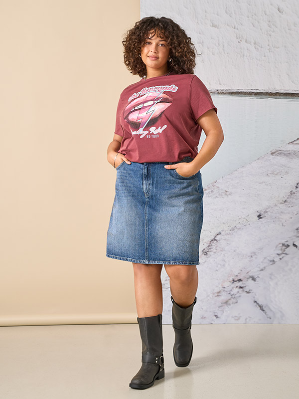 CARMIKO - Plus Size T-paita fra Only Carmakoma