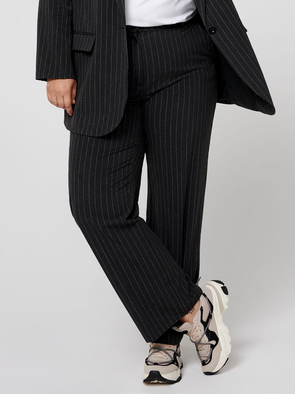 CARBRIE - Plus Size Puvunhousut fra Only Carmakoma
