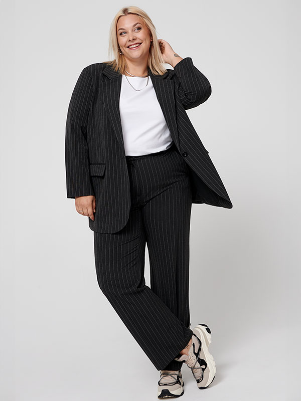 CARBRIE - Plus Size Puvunhousut fra Only Carmakoma