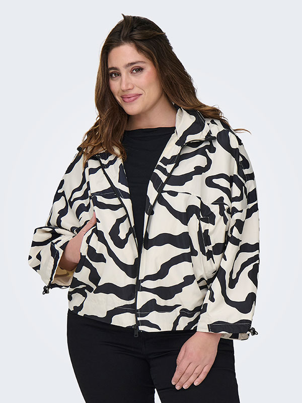 CARBETTY - Plus Size Takki fra Only Carmakoma