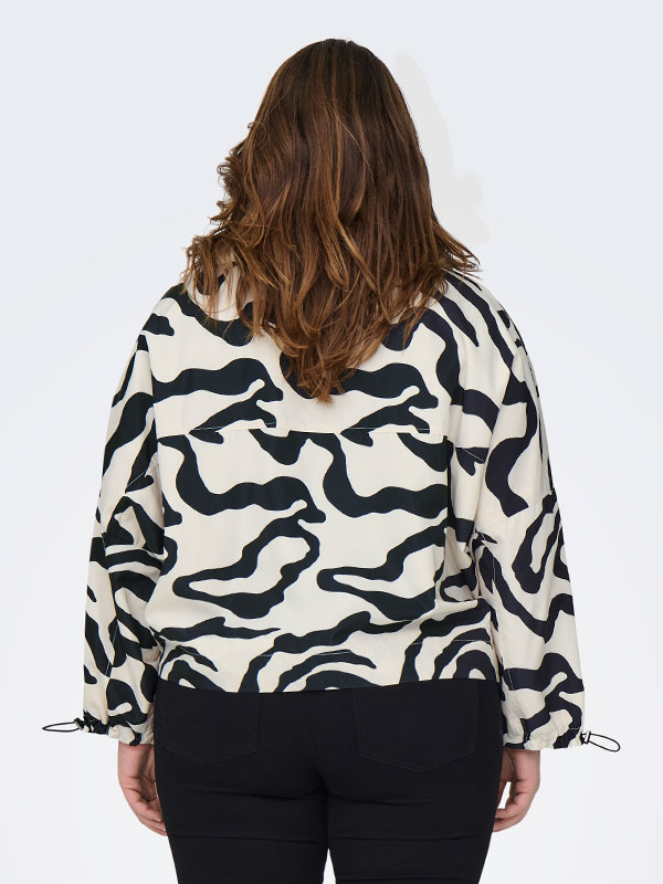 CARBETTY - Plus Size Takki fra Only Carmakoma