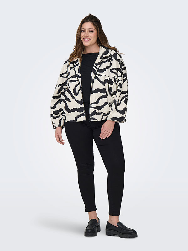 CARBETTY - Plus Size Takki fra Only Carmakoma