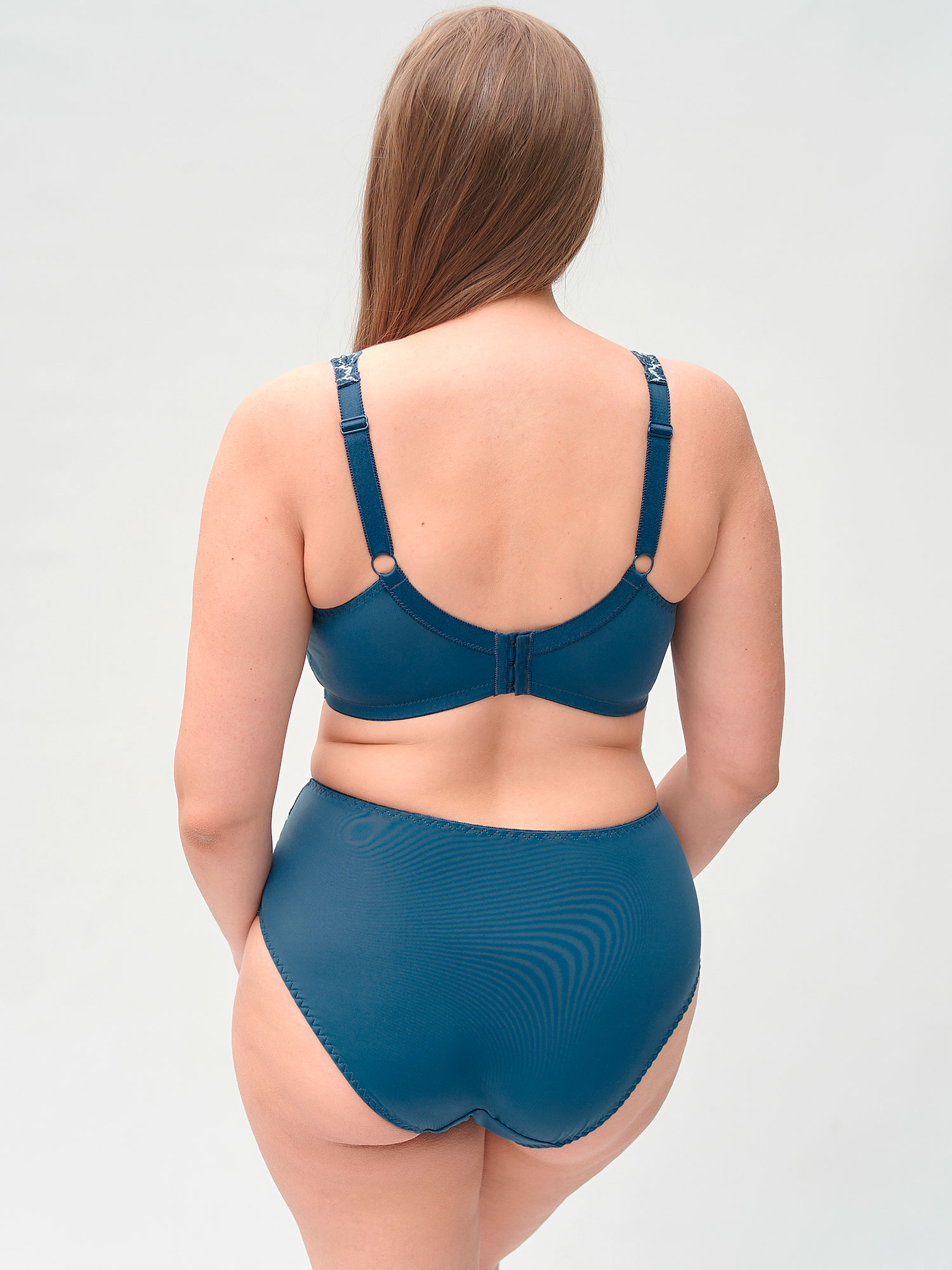 BEATE WIRELESS - Plus Size Ilman kaaria liivit fra Plaisir