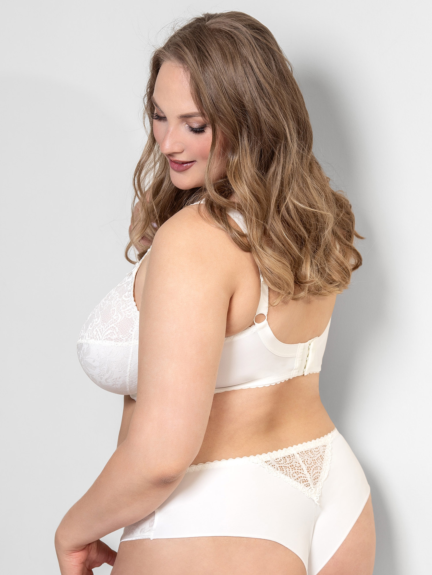BEATE PLAIN - Plus Size Kaaret liivit fra Plaisir