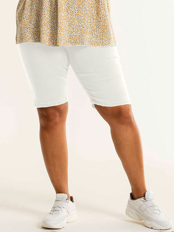 HALLA  - Plus Size Shortsit fra Studio