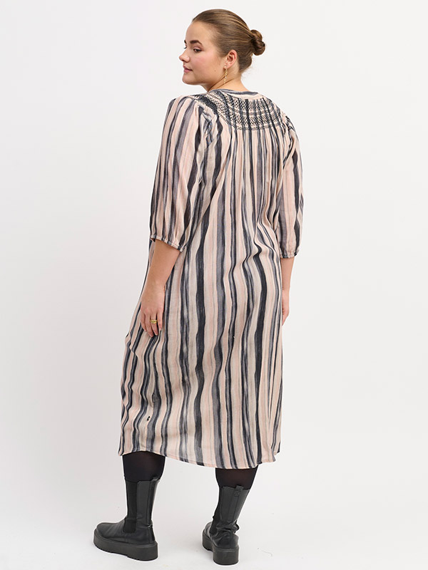 ADDIDDE - Plus Size Mekko fra Adia