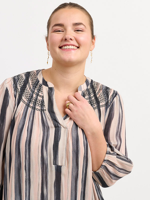 ADDIDDE - Plus Size Mekko fra Adia