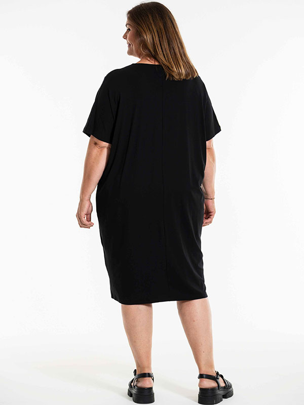 BELINA - Plus Size Mekko fra Gozzip