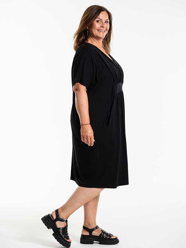 BELINA - Plus Size Mekko fra Gozzip