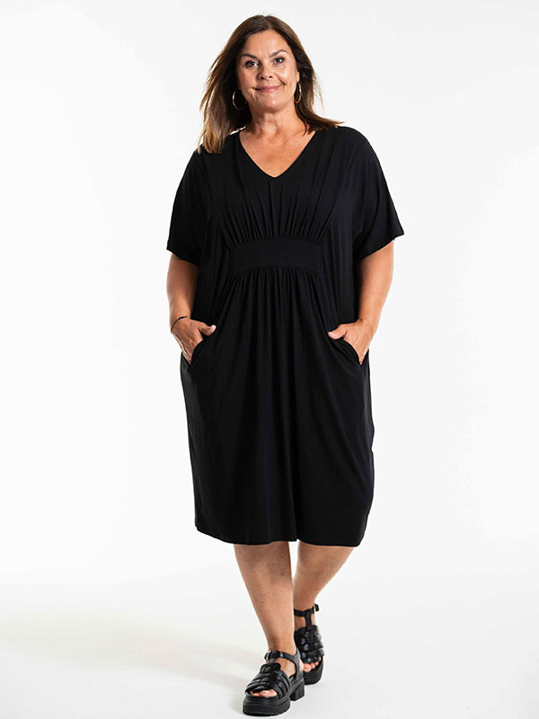 BELINA - Plus Size Mekko fra Gozzip