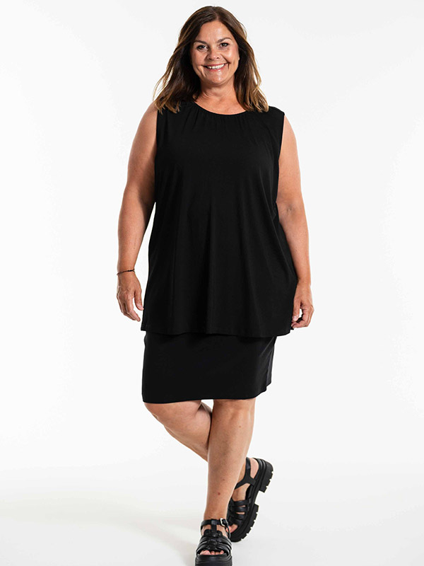 BEATA - Plus Size Toppi fra Gozzip