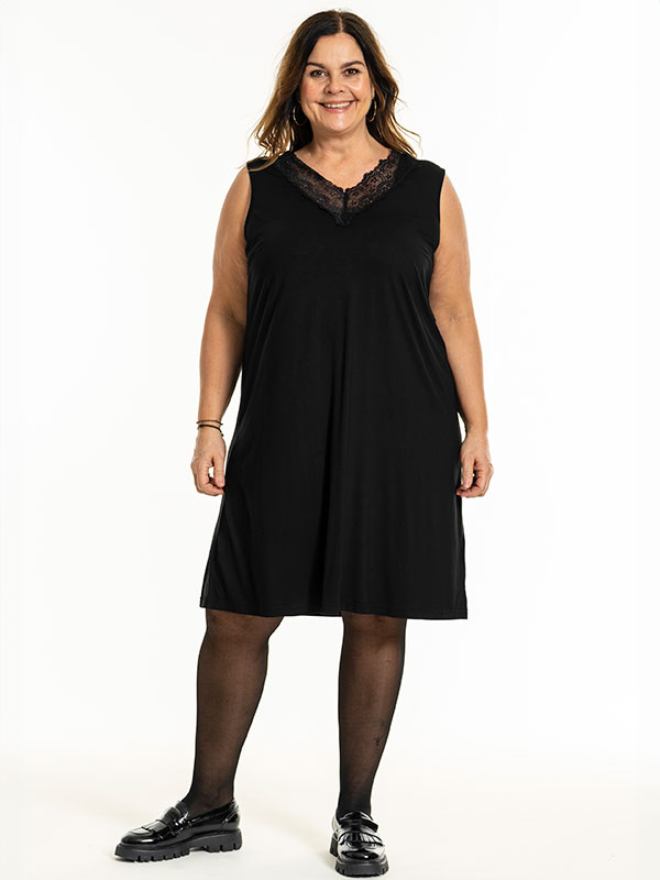 GEOGINA - Plus Size Mekko fra Gozzip