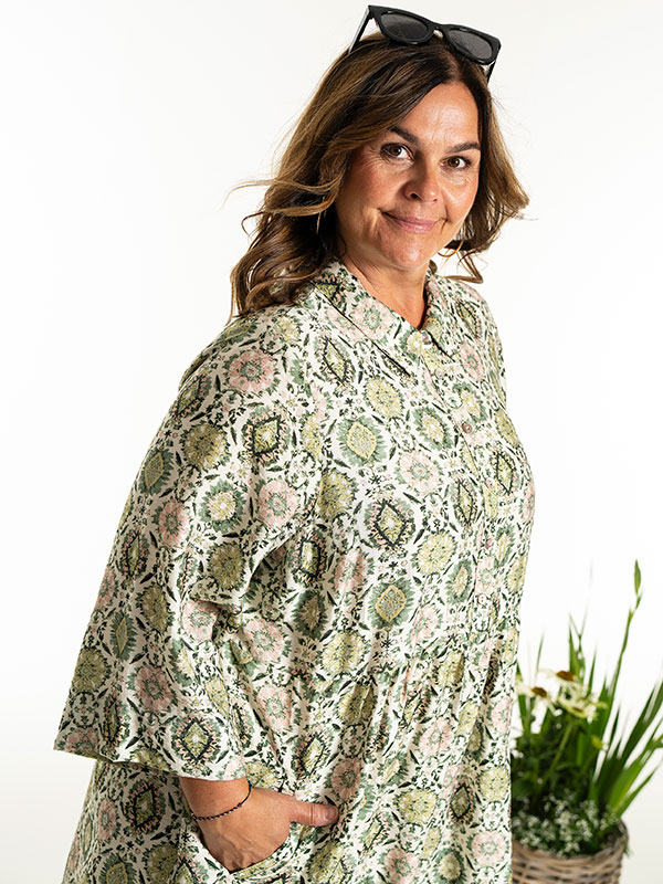 ANN-LOUISE - Plus Size Mekko fra Gozzip