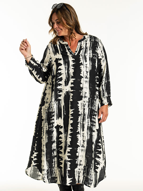 VALDIS - Plus Size Mekko fra Gozzip