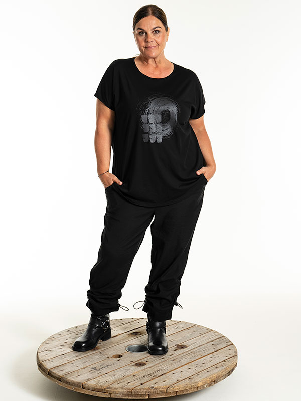 HENSIA - Plus Size T-paita fra Gozzip Black