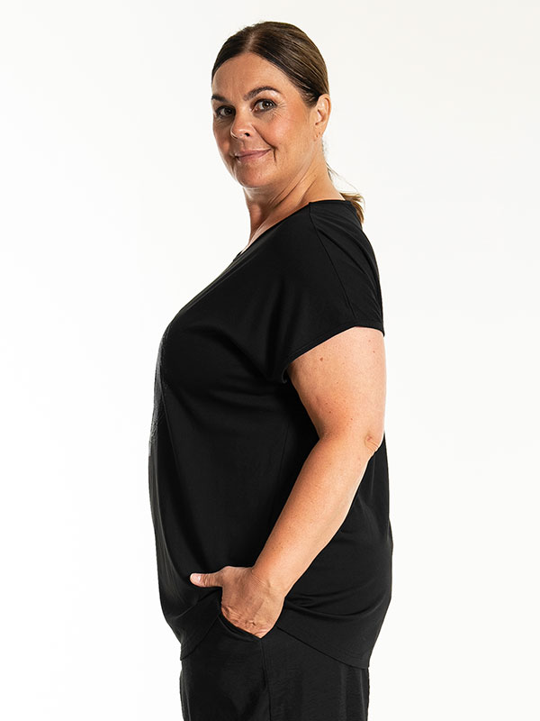 HENSIA - Plus Size T-paita fra Gozzip Black