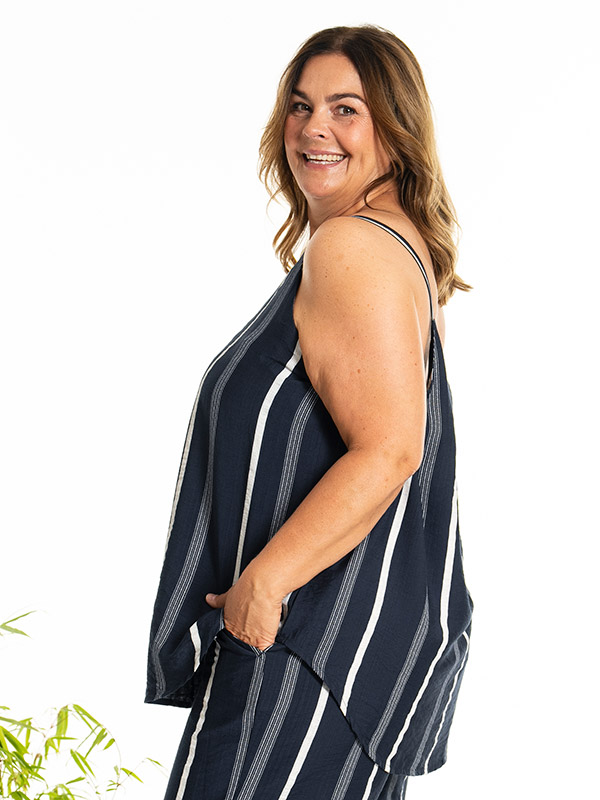 KARLA - Plus Size Toppi fra Gozzip