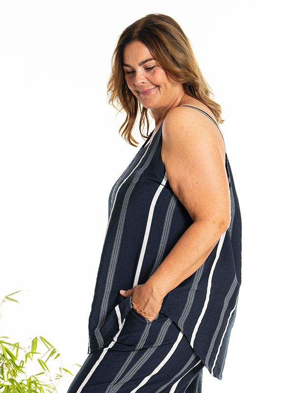 KARLA - Plus Size Toppi fra Gozzip
