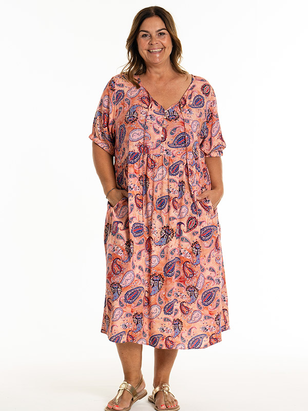 KARNELIA - Plus Size Mekko fra Gozzip