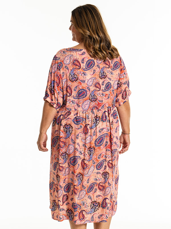KARNELIA - Plus Size Mekko fra Gozzip