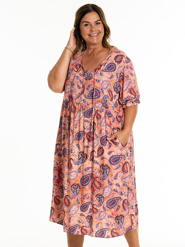 KARNELIA - Plus Size Mekko fra Gozzip