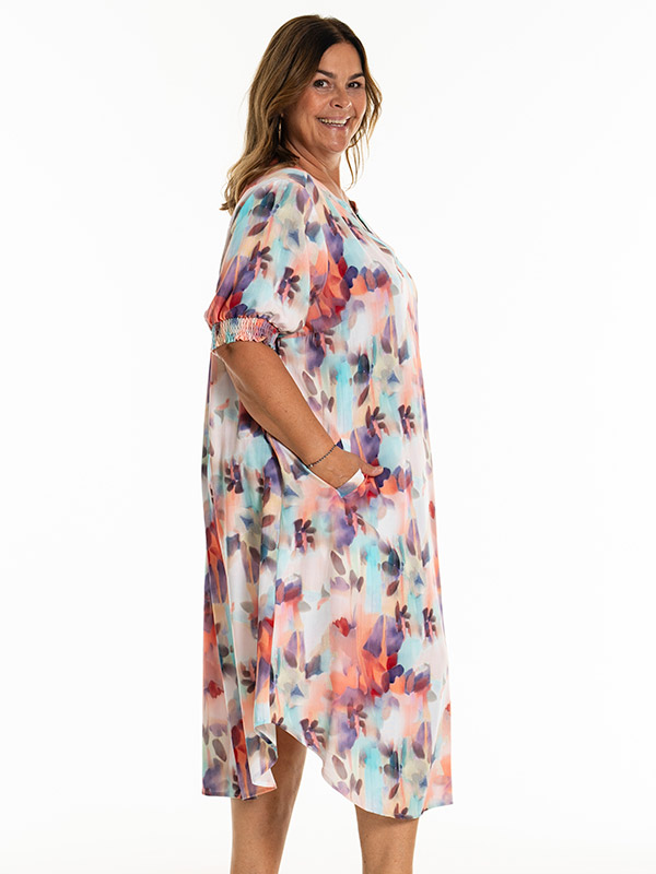 DINNIE - Plus Size Mekko fra Gozzip