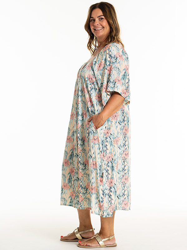 KERSTINE - Plus Size Mekko fra Gozzip