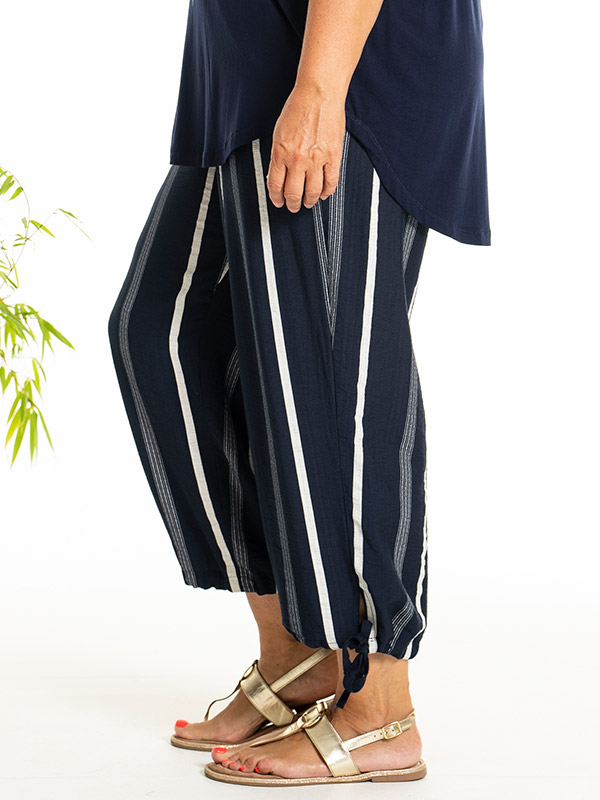 AUGUSTA - Plus Size Housut fra Gozzip