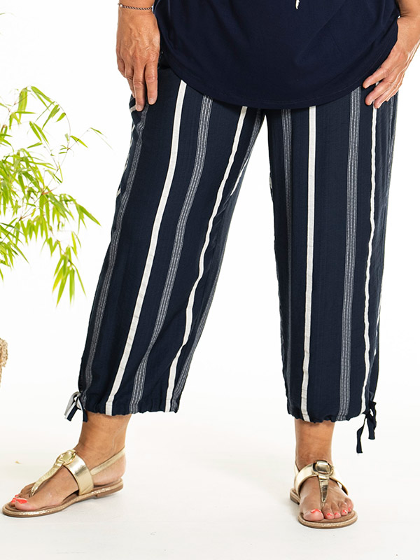 AUGUSTA - Plus Size Housut fra Gozzip