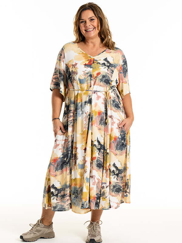 MAJA - Plus Size Mekko fra Gozzip