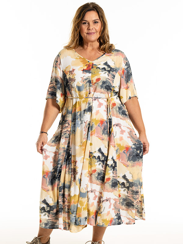 MAJA - Plus Size Mekko fra Gozzip