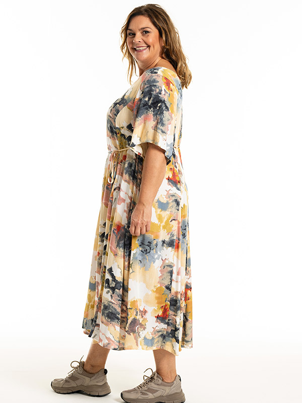 MAJA - Plus Size Mekko fra Gozzip