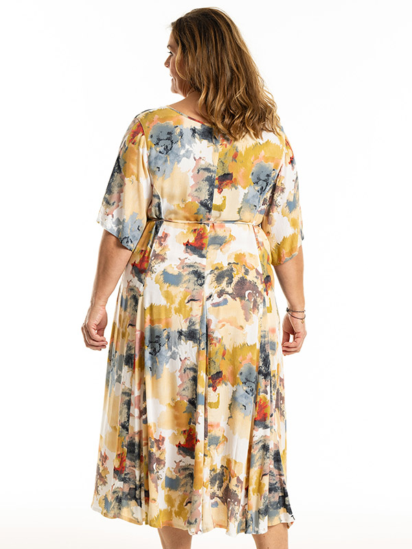 MAJA - Plus Size Mekko fra Gozzip