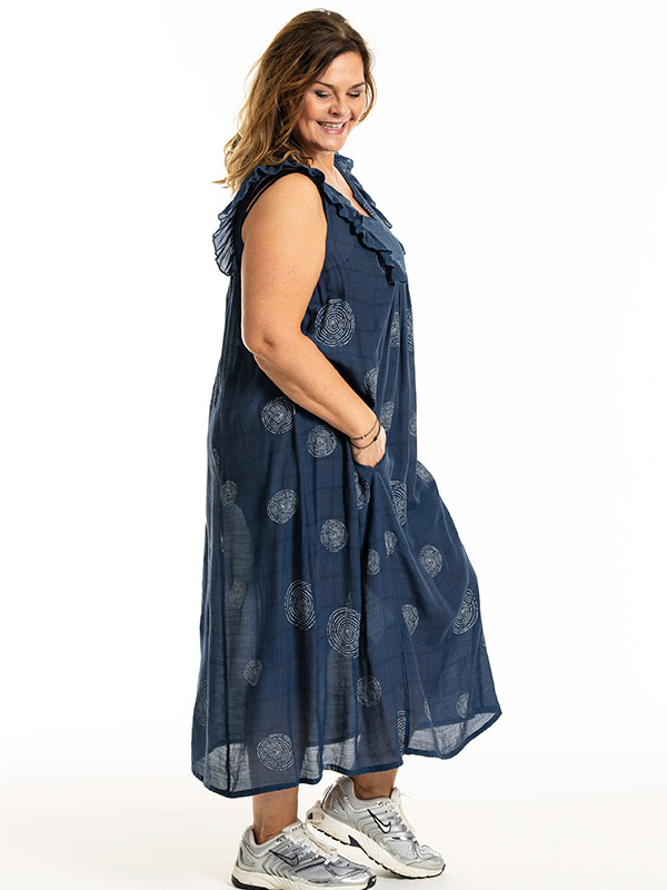 MAIKEN - Plus Size Mekko fra Gozzip