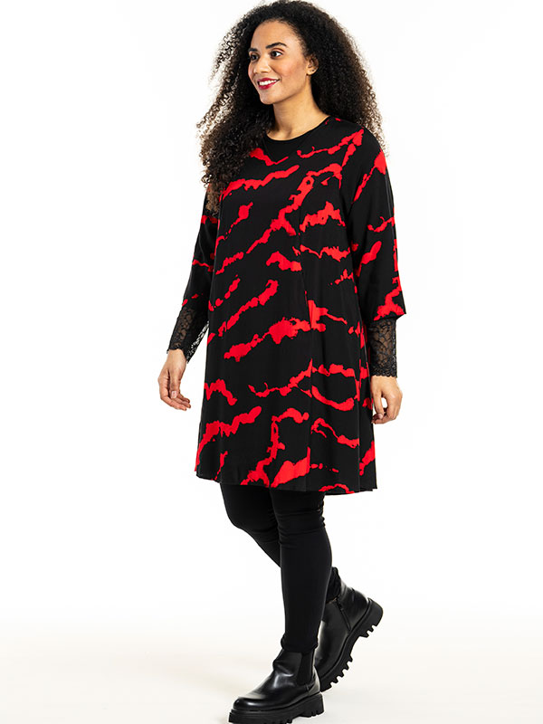 BIRGITTE - Plus Size Mekko fra Studio