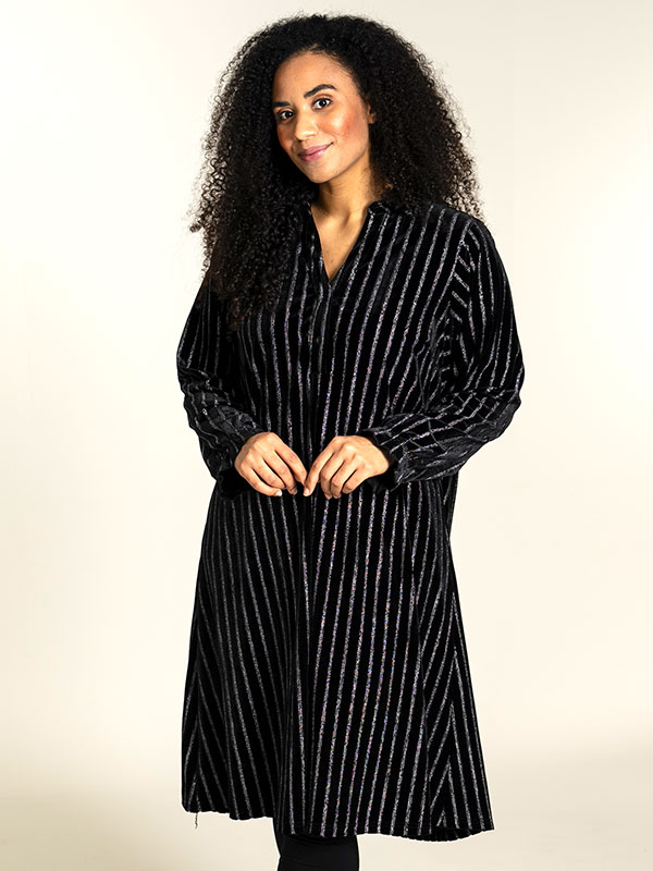 GUNDA - Plus Size Mekko fra Studio