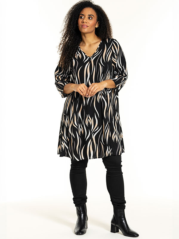 BIRGITTE - Plus Size Mekko fra Studio