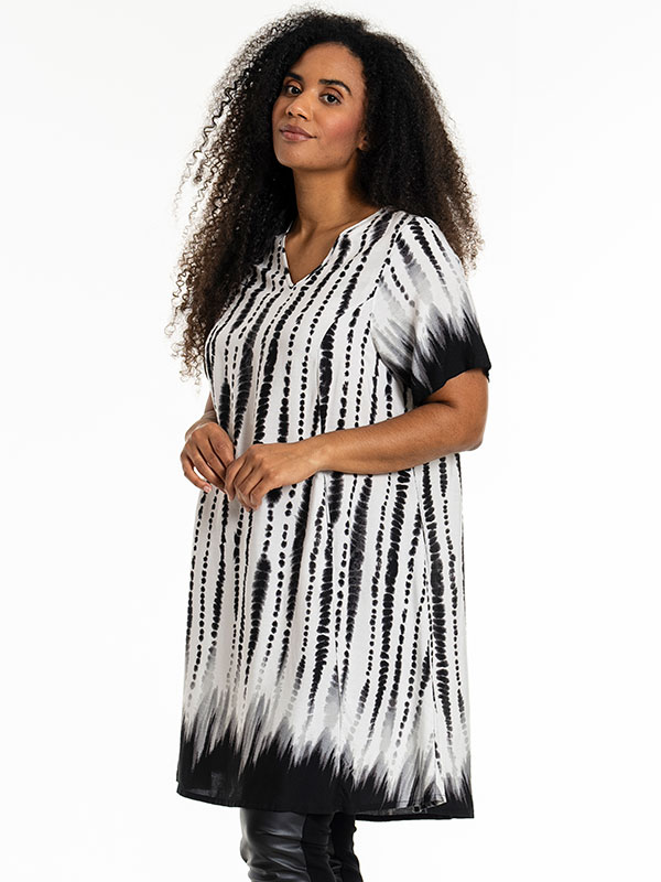 BIRGITTE - Plus Size Mekko fra Studio