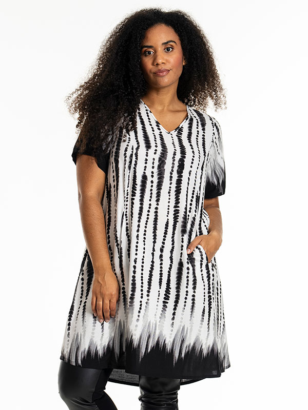 BIRGITTE - Plus Size Mekko fra Studio