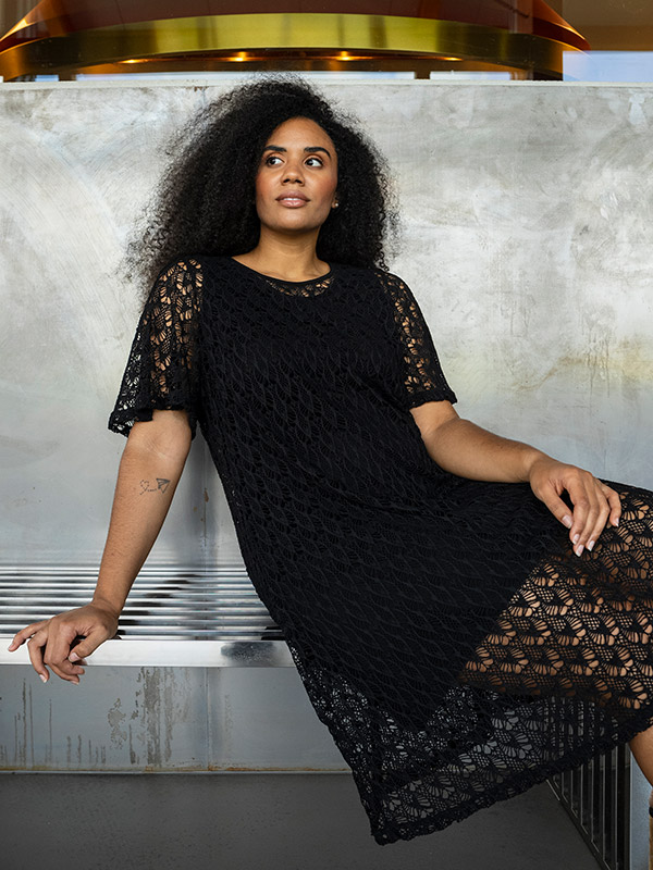 PERNILLE - Plus Size Mekko fra Studio