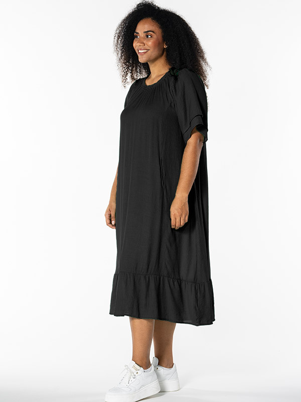 YELVA - Plus Size Mekko fra Studio