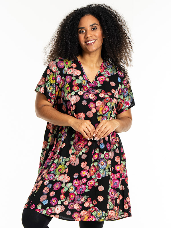 BIRGITTE - Plus Size Mekko fra Studio