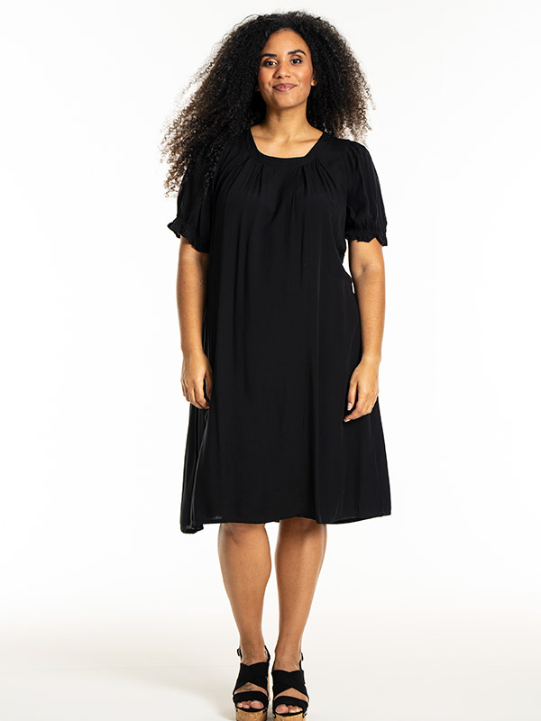 LOUISE - Plus Size Mekko fra Studio