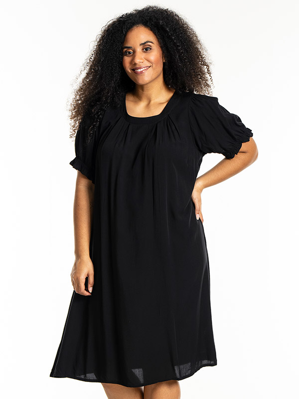 LOUISE - Plus Size Mekko fra Studio
