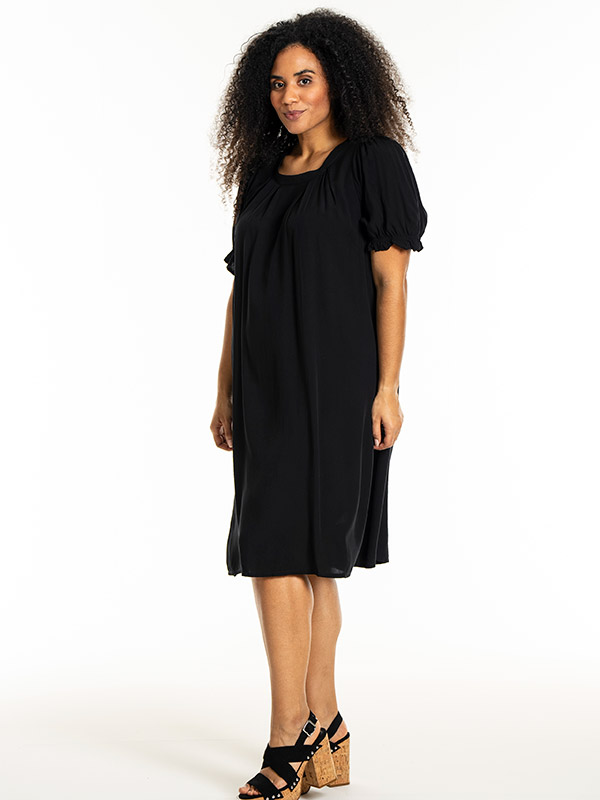 LOUISE - Plus Size Mekko fra Studio