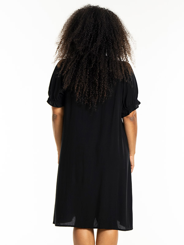 LOUISE - Plus Size Mekko fra Studio