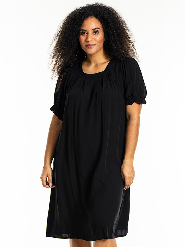 LOUISE - Plus Size Mekko fra Studio