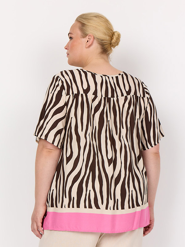 WA-MANDIE - Plus Size T-paita fra Wasabi Concept