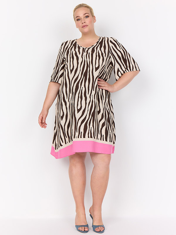 WA-MANDIE - Plus Size Mekko fra Wasabi Concept